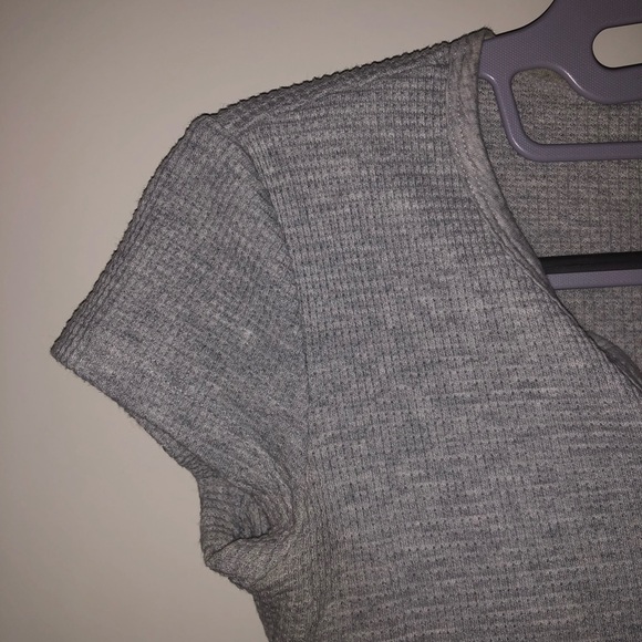 Aritzia TNA Waffle Grey Crop TSHIRT ✨ - Picture 2 of 5